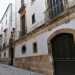 In via San Giuseppe  ad esempio, a pochi passi dal Castello, si impone la facciata in calce bianca di uno stabile che porta proprio il nome degli Accolti Gil